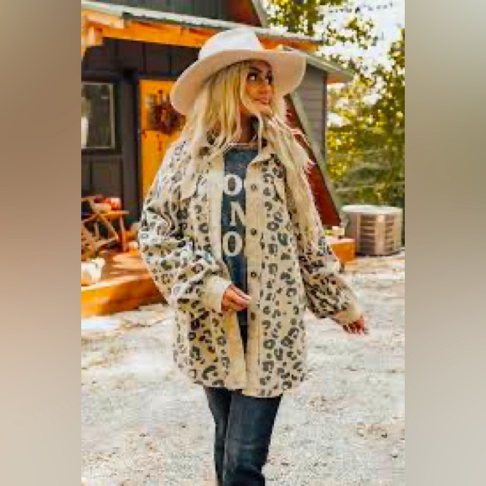 Women’s oatmeal/ cream leopard corduroy Shacket w/pockets.